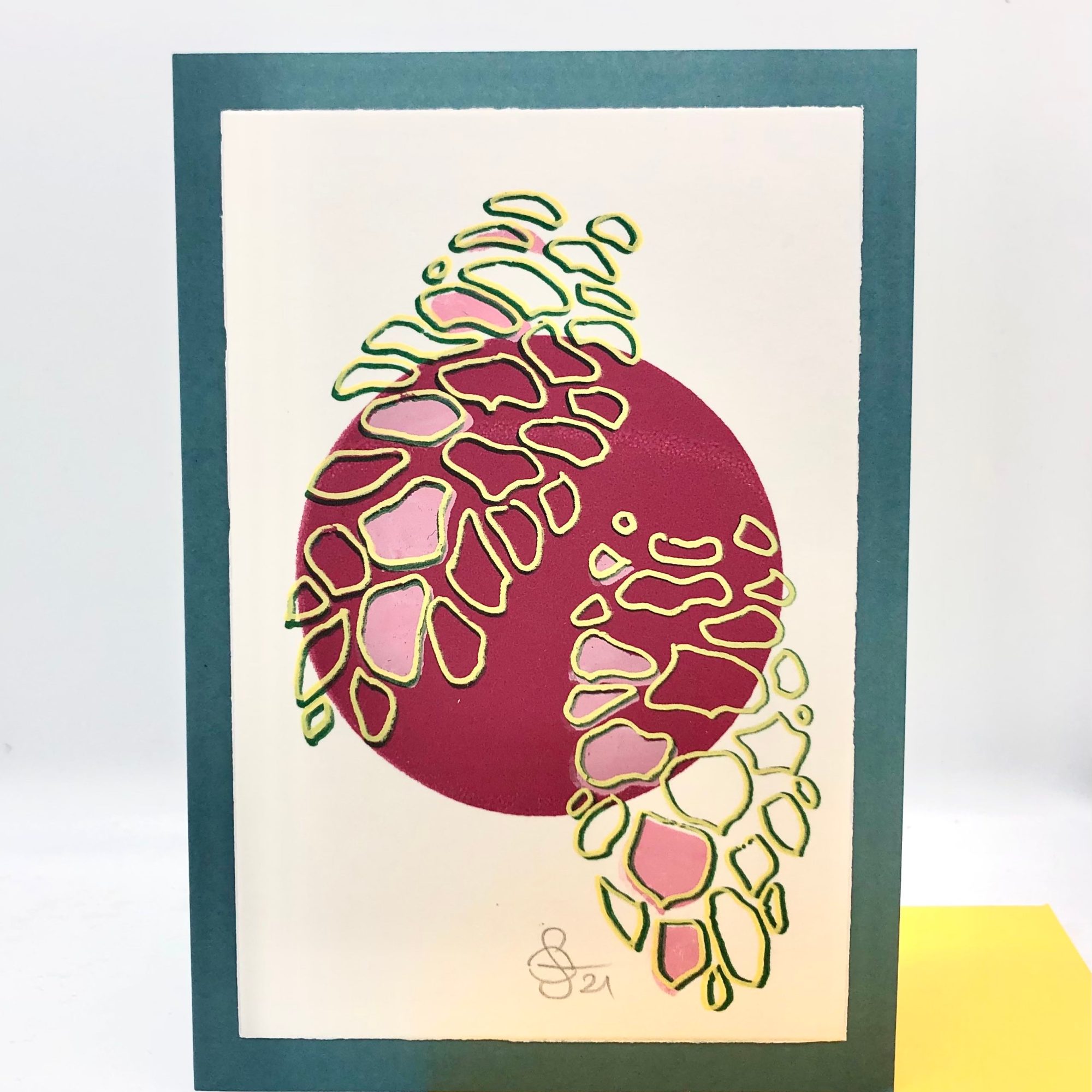 Siebdruckmotiv mit Pinienzapfen in hellgelb, rosa, bordeaux. Es ist ein aufwändiges Verfahren, in dem ich auf Grundlage eigener Zeichnungen mehrere Schichten drucke. Auflage ca. 30 - 40 Stück